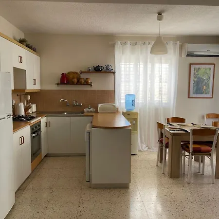 Kamilla- Kaparis Apartment